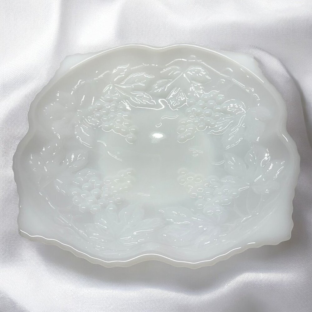 Indiana Glass Harvest Grape Milk Glass Plate 10 Inch